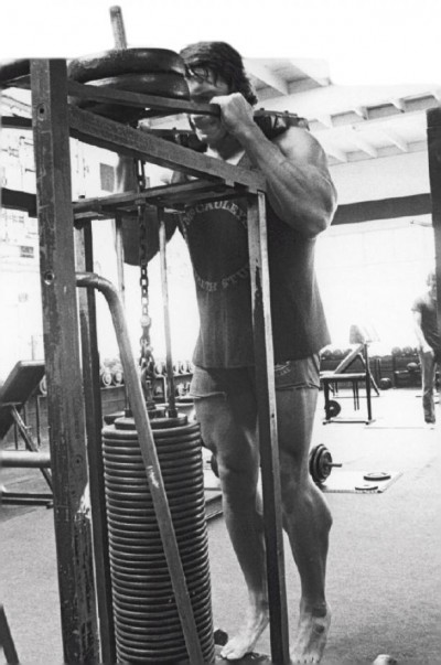 Arnold training Calve Raises